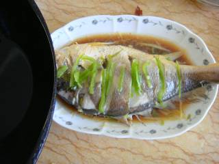 10、清蒸黄鱼,锅内倒入适量橄榄油烧至冒青烟均匀淋在鱼身即可