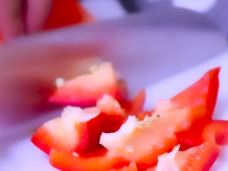 1、酸甜可口的菠萝咕噜肉,青红甜椒切滚刀块备用