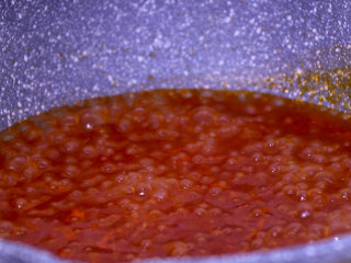 11、酸甜可口的菠萝咕噜肉,水开后放入白糖和醋炒制汤汁浓稠