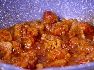 12、酸甜可口的菠萝咕噜肉,放入炸好的肉块翻炒均匀