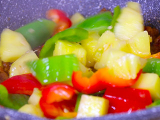 13、酸甜可口的菠萝咕噜肉,再放入炒制后的甜椒和菠萝翻炒均匀