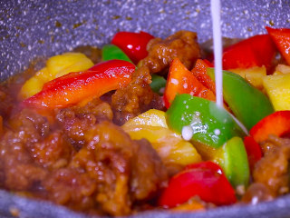 14、酸甜可口的菠萝咕噜肉,最后加入水淀粉勾芡即可