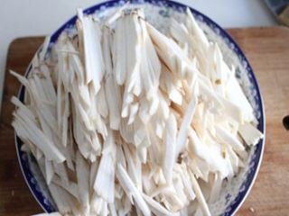 1、香辣杏鲍菇丝,杏鲍菇切丝