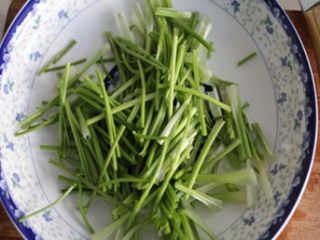 2、香辣杏鲍菇丝,香菜去叶切段