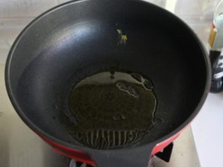 3、香辣杏鲍菇丝,锅内放油，烧5成热