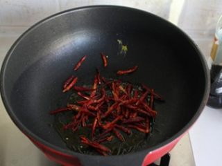 4、香辣杏鲍菇丝,放入辣椒丝煸炒