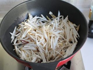 5、香辣杏鲍菇丝,煸炒至辣椒丝微微变色，炒出香辣味，倒入杏鲍菇丝