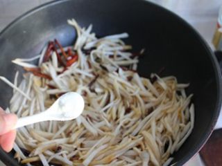 6、香辣杏鲍菇丝,大火煸炒杏鲍菇，放入盐调味