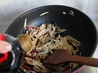 7、香辣杏鲍菇丝,放海鲜酱油调味