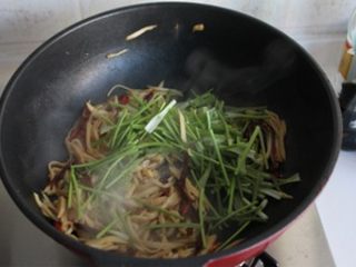 8、香辣杏鲍菇丝,煸炒至杏鲍菇丝变软，颜色变深，放入香菜