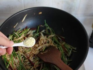 9、香辣杏鲍菇丝,放鸡精调味，稍加炒匀出锅