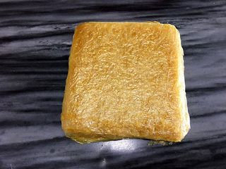 1、客家腐皮卷,腐竹皮剪成15×15大的正方形，备用