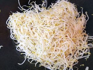 6、客家腐皮卷,绿豆芽也是爆香加入少许盐，炒熟