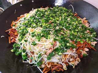 8、客家腐皮卷,倒入绿豆芽中