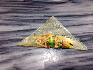 11、客家腐皮卷,向前卷两圈（如图）