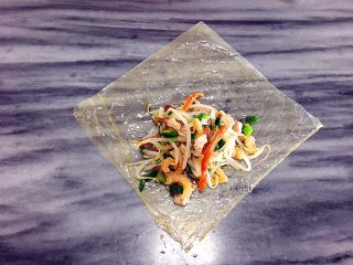 10、客家腐皮卷,拿出一张腐皮，加入混合好的馅（如图）