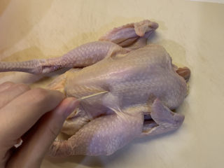 3、家庭版烤鸡,用牙签，在鸡身上戳小眼，易入味