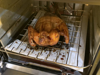 18、家庭版烤鸡,边擦酱料，中途还要把鸡翻转一面，注意别烧焦