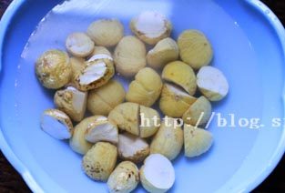 1、无油版栗子鸡块,栗子去壳，鸡腿洗净