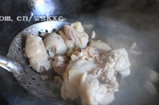 2、无油版栗子鸡块,将鸡腿斩大块，开水中焯5分钟左右去腥，捞出后用水冲净