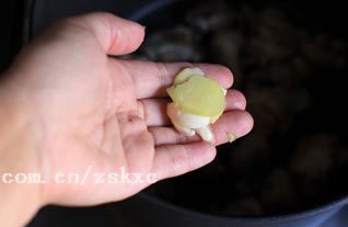 3、无油版栗子鸡块,将鸡块倒入不粘锅中，放入姜蒜