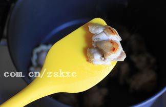 4、无油版栗子鸡块,煎至一面金黄后，翻面，这样处理后的鸡肉表面香脆，而且鸡皮上的油充分析出后味道更佳