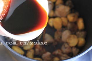 5、无油版栗子鸡块,倒入栗子肉，同时将已混合的调料倒入锅中，稍炒几下，倒入碗水