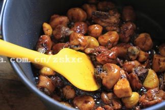 6、无油版栗子鸡块,盖上盖子，烧开后转中小火30分钟，再转大火收汁即可