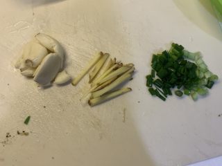 2、姜蒜炒螺肉,葱切丁，姜切丝，蒜拍扁