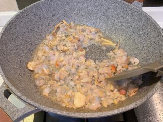 3、姜蒜炒螺肉,冷锅热油，放入蒜和姜炒香后，大火加入螺肉翻炒均匀