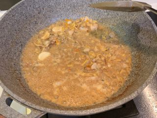 4、姜蒜炒螺肉,小火加入蚝油，生抽，老抽，盐，糖，翻炒均匀