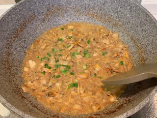 5、姜蒜炒螺肉,出锅前加入葱花