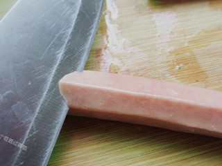 2、脆皮孜然香肠,用刀斜着45度，切成鳞片状