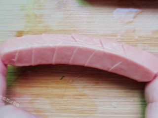 3、脆皮孜然香肠,整个香肠，每一面都切出鳞片状