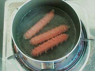 5、脆皮孜然香肠,锅内烧热水，把切好的香肠放入锅里煮至5分熟