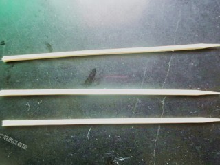 7、脆皮孜然香肠,准备三根竹签，竹签记得洗干净