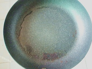 9、脆皮孜然香肠,锅内倒入油，烧至六成热