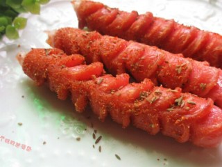 13、脆皮孜然香肠,把喜欢的调料粉撒在香肠上