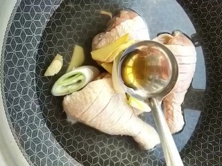 1、可乐鸡腿,鸡腿如图改刀凉水下锅加葱姜，料酒
