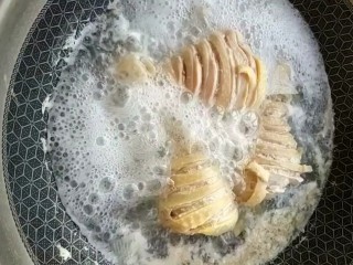 2、可乐鸡腿,煮出浮沫捞出冲洗干净