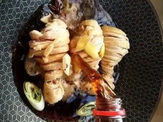 3、可乐鸡腿,起锅烧油放鸡腿，葱姜，八角，生抽，老抽，可乐，