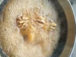 4、可乐鸡腿,大火煮开转中火煮二十分钟