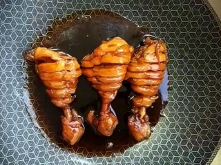 5、可乐鸡腿,最后大火收干汤汁即可