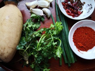 1、香辣藕片,准备食材