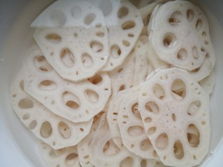 3、香辣藕片,切成薄片放水里防止氧化