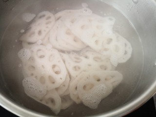 4、香辣藕片,锅里放水烧开，放入藕片焯水3分钟