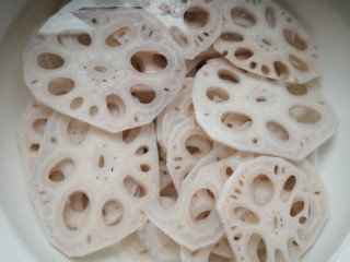 5、香辣藕片,捞出来放冰水里