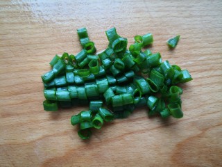 6、香辣藕片,葱洗净切成葱花