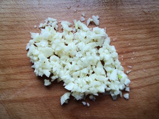 7、香辣藕片,蒜去皮洗净切成蒜末