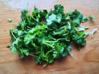 8、香辣藕片,香菜洗净切小段